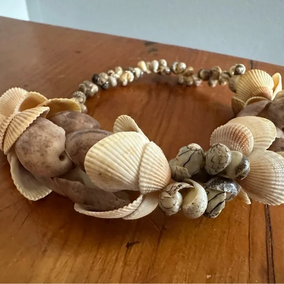 Intricate Australian Shell Lei - Picture 5 of 12